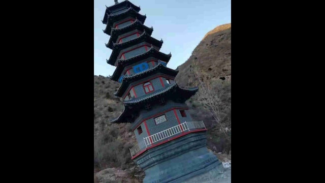 La pagoda que se hallaba situada en el Templo de Qingliang antes de ser demolida.