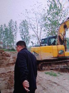 Un oficial del gobierno coordinando la demolición