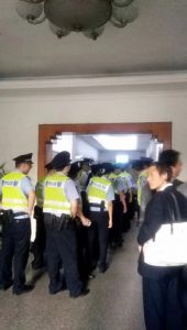 oficiales de la policía irrumpieron en el templo de la Iglesia de la Alianza de la Lluvia Temprana en Chengdu