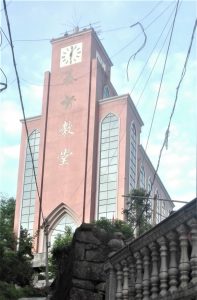 La cruz fue eliminada y el “Cristo” en la pared fue pintado de negro