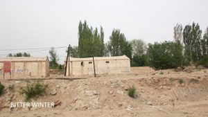 La mezquita demolida estaba en la parte trasera de las dos casas que aparecen en la imagen