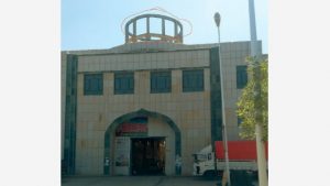 La cúpula de un edificio en la entrada oeste del mercado ha sido reducida