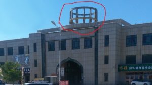 La cúpula de un edificio en la entrada norte del mercado ha sido despojada de su marco