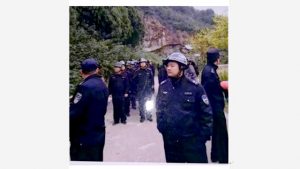 Los agentes policiales del PCCh formando un cordón policial en la montaña Songshan