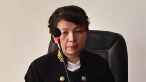 La jueza Dinara Quiqabaeva anuncia el veredicto