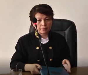 La jueza Dinara Quiqabaeva anuncia el veredicto