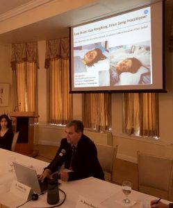 En un evento durante la Reunión para el Avance de la Libertad Religiosa, Un grupo de doctores informa sobre casos de tráfico de órganos forzado en China.