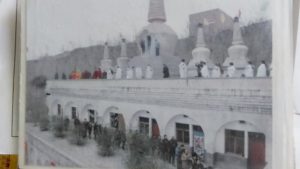 Fieles esperan para quemar incienso en el Templo Guanghua.