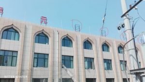 las palabras idioma árabe ya han sido eliminadas de la parte superior del edificio de instrucción