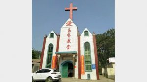 Una cruz se levanta encima de una iglesia de las Tres Autonomías