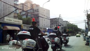 Policía antidisturbios en motocicletas patrullando el área