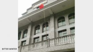 Bandera nacional ondeando en la iglesia cristiana de Malingjiao