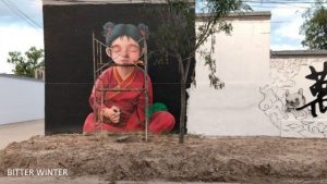 El mural de una monja budista sentada meditando ha sido modificado