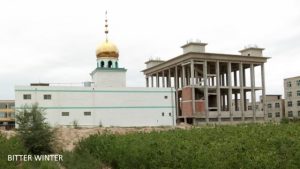 La construcción de las cúpulas y los símbolos de la luna y la estrella en la mezquita