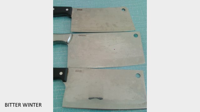 A los cuchillos y a las hachas de una tienda les han grabado de manera forzosa códigos