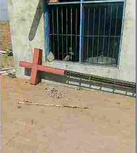 La cruz de la iglesia de las Tres Autonomías en el poblado de Liujia, ciudad de Yushu, desmantelada
