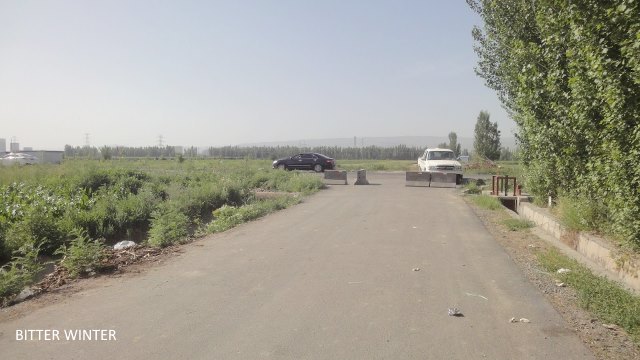 Un puesto de control a la entrada de la aldea de Ergong impide a los vehículos pasar