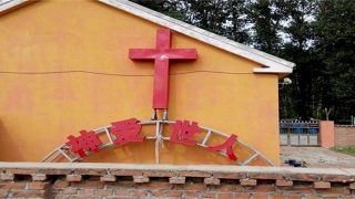 La cruz quitada de una iglesia de una villa