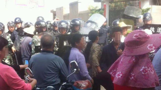 Policías fuertemente armados bloquean a los cristianos que protestan por la demolición