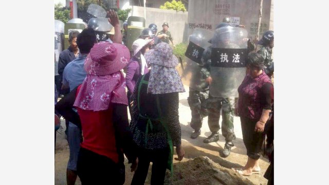 Policías fuertemente armados bloquean a los cristianos que protestan por la demolición