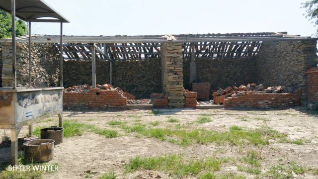 Comedor destruido en el ala derecha del templo budista de Changling