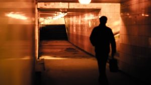 hombre camina en el tunel subterraneo