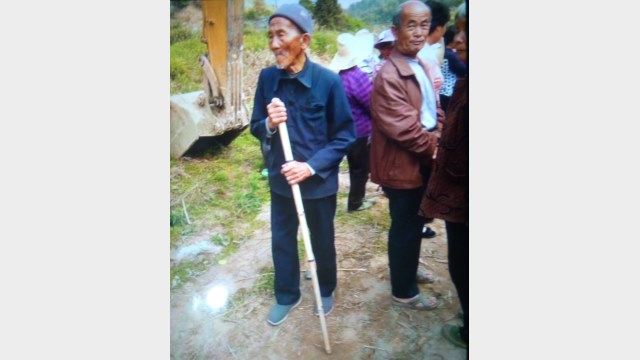 Aldeanos ancianos en Wanzhai protestando por las injusticias