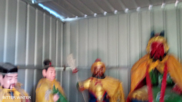 Estatuas budistas fueron trasladadas del templo a un cobertizo improvisado