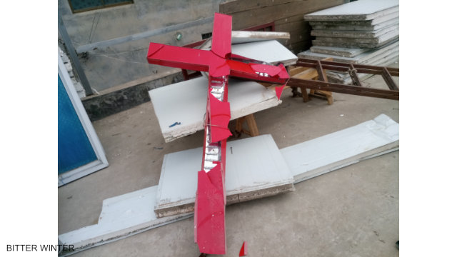 Cruz de la iglesia destruida