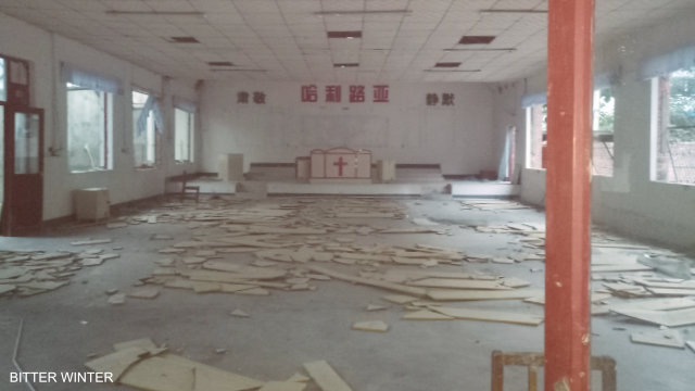 Interior de la iglesia antes de su completa demolición