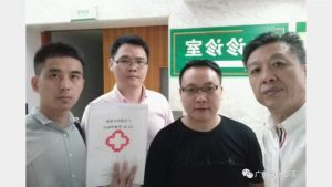 El pastor Huang llevando al abogado al hospital para que le examinen una herida