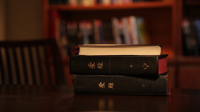 Las biblias en el escritorio