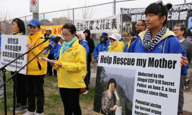 Lu Hongyan liderando un mitin en apoyo de su madre frente a la embajada china en Ottawa