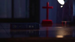 Biblia y cruz en el escritorio