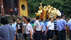 La policía custodia el templo y prohíbe a los creyentes que se acerquen