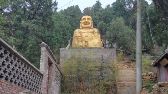 La estatua del Buda Maitreya