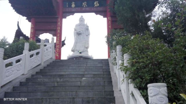 La estatua de Lao-Tzu emplazada en la aldea de Laojuntang antes de la demolición