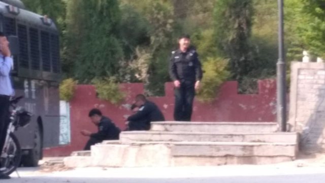 La policía SWAT vigila la entrada de la montaña en la cual se hallaba la estatua de Lao-Tzu