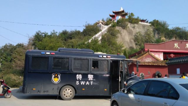 Policía SWAT al pie de la montaña emplazada en la aldea de Laojuntang