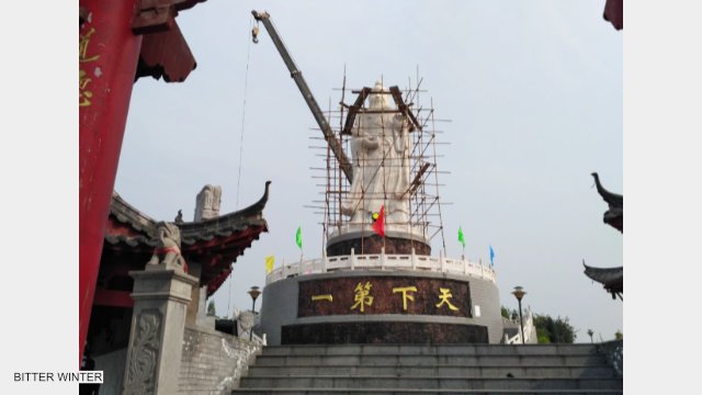 La estatua de Lao-Tzu está siendo derribada