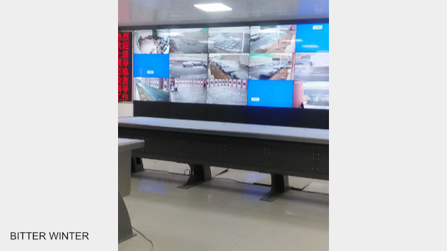 Monitor de pantalla gigante situado en la sala de vigilancia