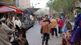 Una escena callejera del pueblo uigur en Kashgar, China.