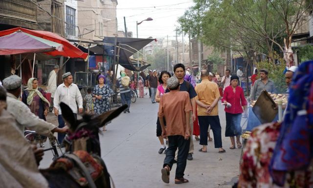 Una escena callejera de los uigures en Kashgar, China.