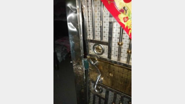 La policía derriba una puerta para capturar a las personas