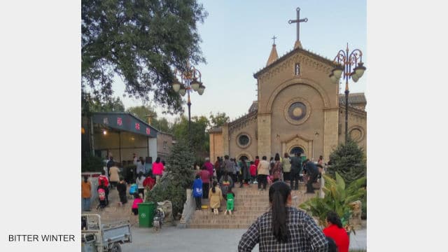 Los cristianos se reúnen en el sitio de congregación situado fuera de la iglesia.