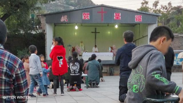 Los creyentes celebran misa fuera de la iglesia