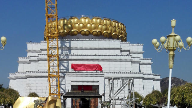 Sólo queda la base de loto después de la demolición de la estatua de Guanyin