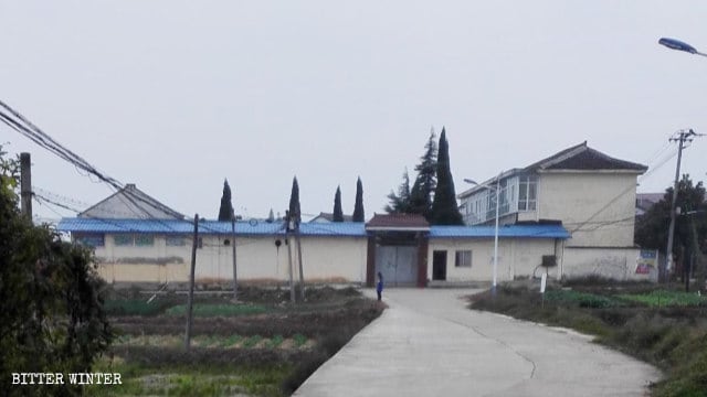 Una escuela primaria abandonada en el pueblo de Zaoshu