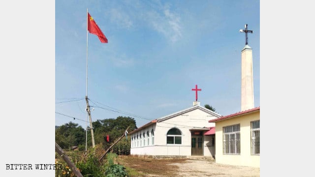 Bandera nacional ondeando en la Iglesia de Qingyishan