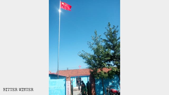 Bandera nacional ondeando en un sitio de reunión